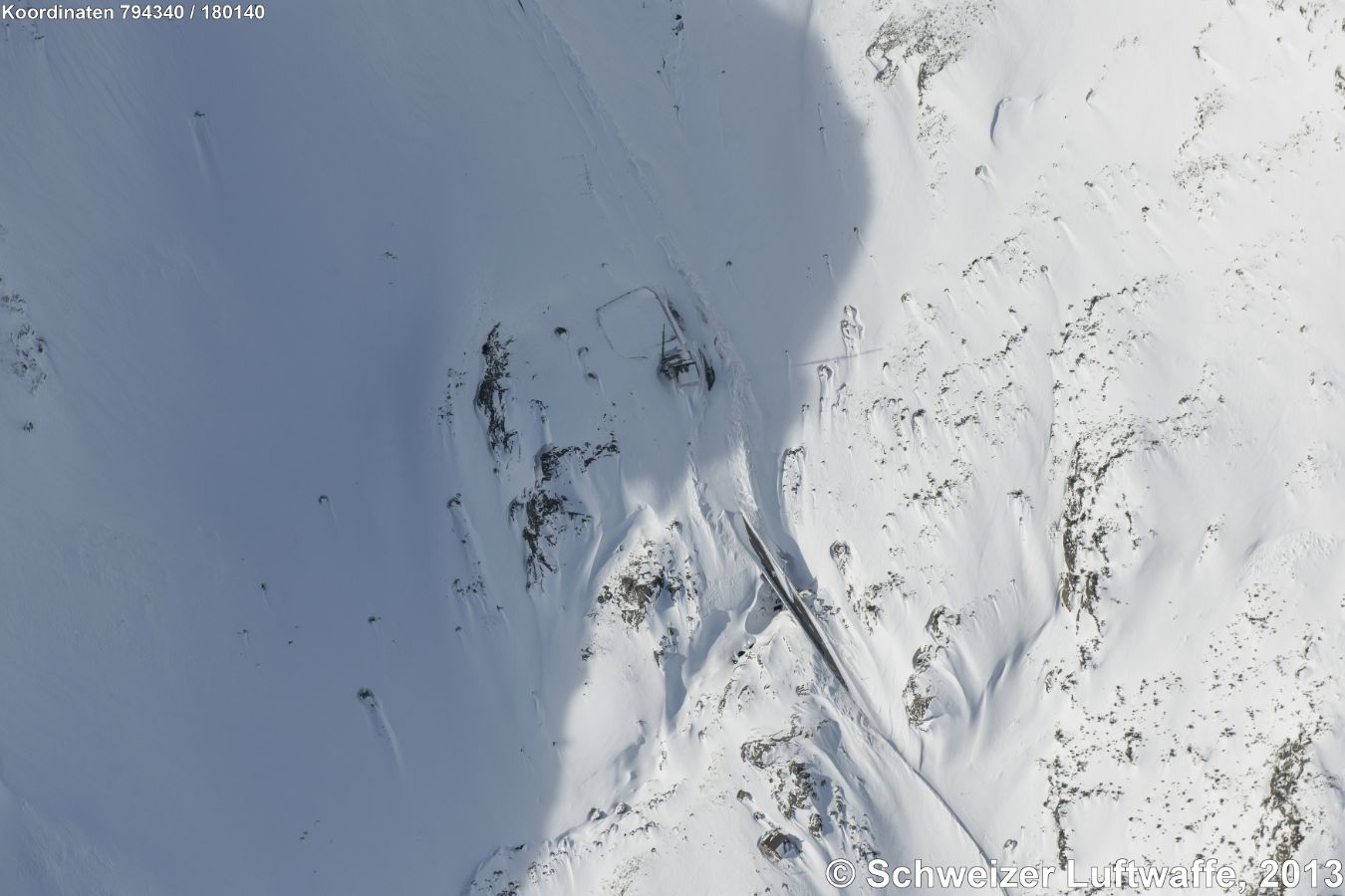 Die verschneite Strasse auf der Südseite bei Position 2'794'322.89, 1'180'219.18 (2187 m.ü.M.).